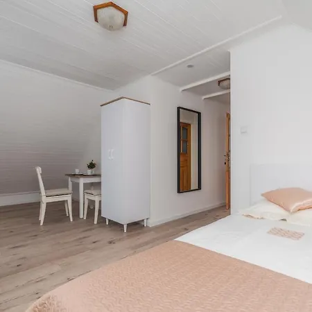 Quarto em Acomodações Particulares Pawel Jakubik