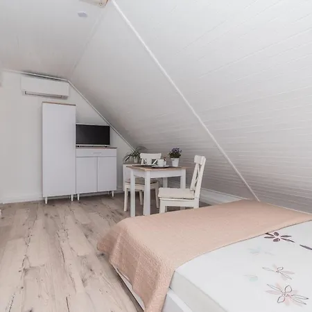 Quarto em Acomodações Particulares Pawel Jakubik *