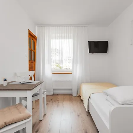 Quarto em Acomodações Particulares Pawel Jakubik *