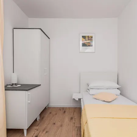 Quarto em Acomodações Particulares Pawel Jakubik *